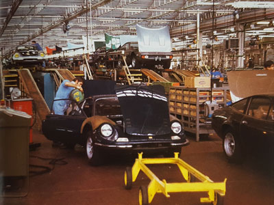 Another view of the twin assembly lines at Ferrari in 1972, showing a 246 GT and a 365 GTC/4 receiving final work before road testing. Note how few were painted 