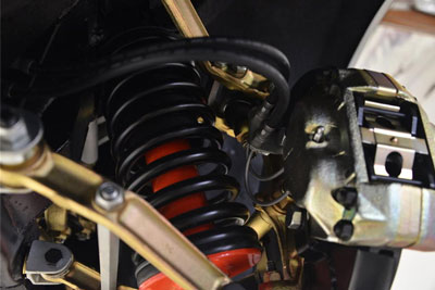 ATE disc brakes use two lines to each caliper. Suspension is mounted to frame via clevis and solid bushes (15491).